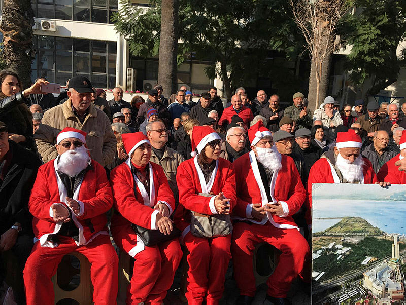 Balçova arsa mağdurlarından Noel Baba kıyafetli protesto