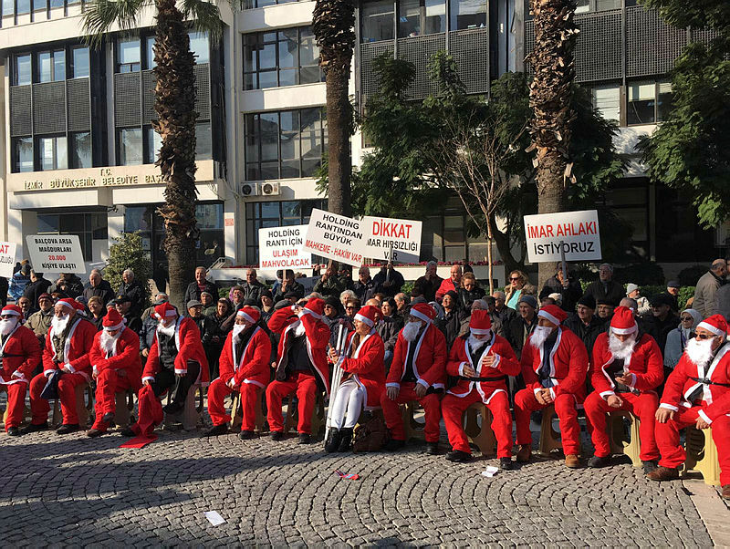 Balçova arsa mağdurlarından Noel Baba kıyafetli protesto