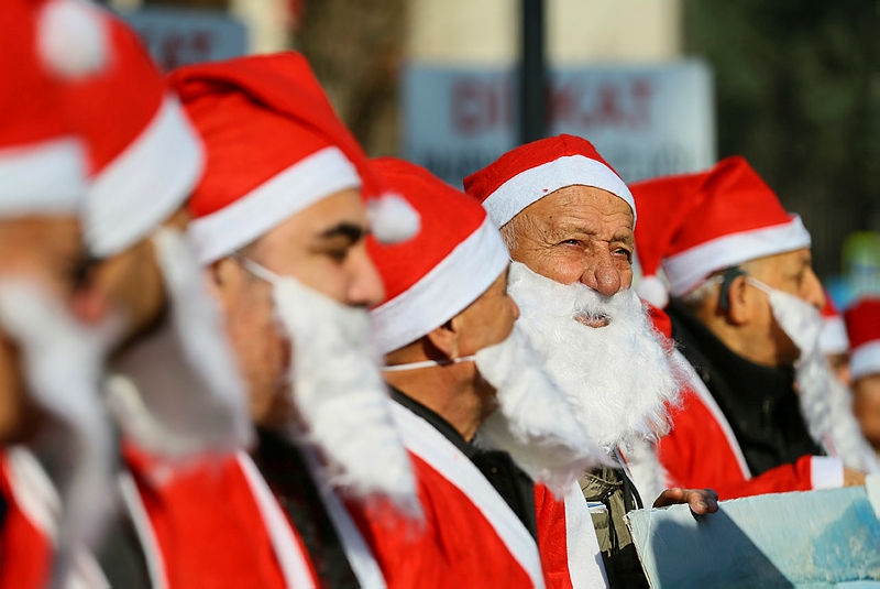 Balçova arsa mağdurlarından Noel Baba kıyafetli protesto