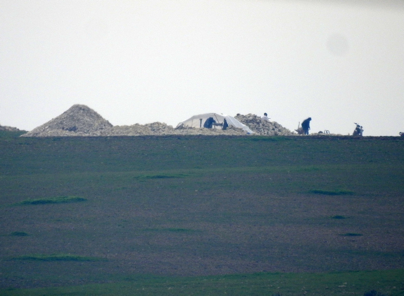 YPG’li teröristler hendek kazarken görüntülendi