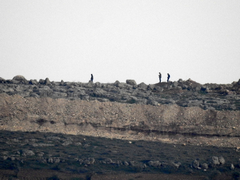 YPG’li teröristler hendek kazarken görüntülendi