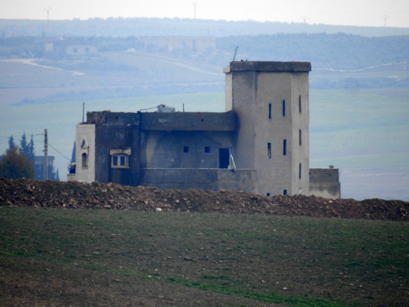 YPG’li teröristler hendek kazarken görüntülendi