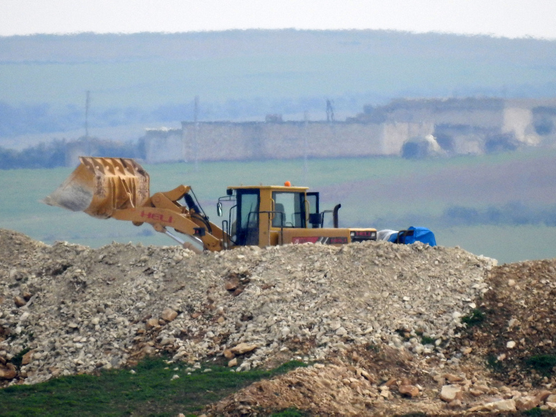 YPG’li teröristler hendek kazarken görüntülendi