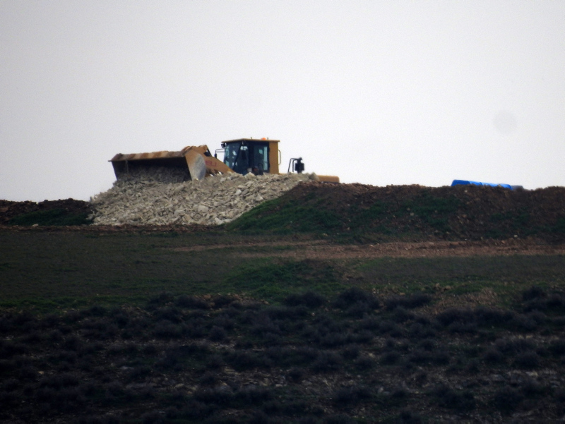 YPG’li teröristler hendek kazarken görüntülendi