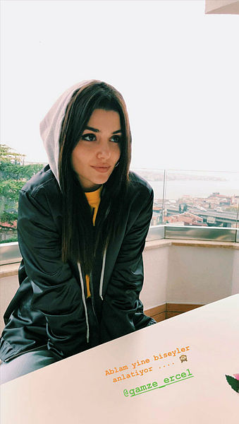 Oyuncu Hande Erçel’in annesi Aylin Erçel’in cenazesinde ünlü oyuncuyu yalnız bırakmadılar!