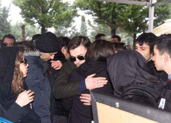 Oyuncu Hande Erçel’in annesi Aylin Erçel’in cenazesinde ünlü oyuncuyu yalnız bırakmadılar!