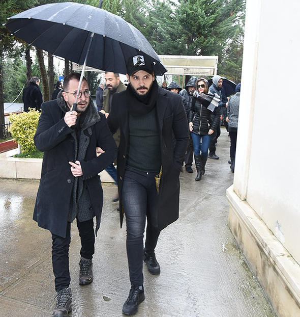 Oyuncu Hande Erçel’in annesi Aylin Erçel’in cenazesinde ünlü oyuncuyu yalnız bırakmadılar!