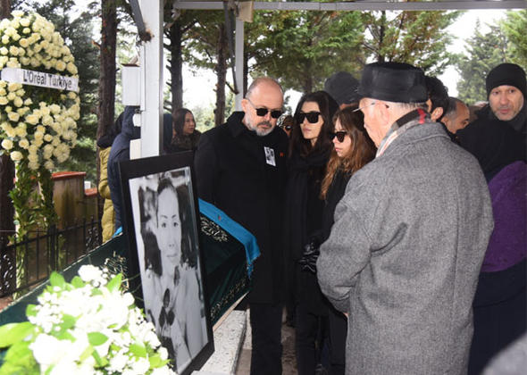 Oyuncu Hande Erçel’in annesi Aylin Erçel’in cenazesinde ünlü oyuncuyu yalnız bırakmadılar!