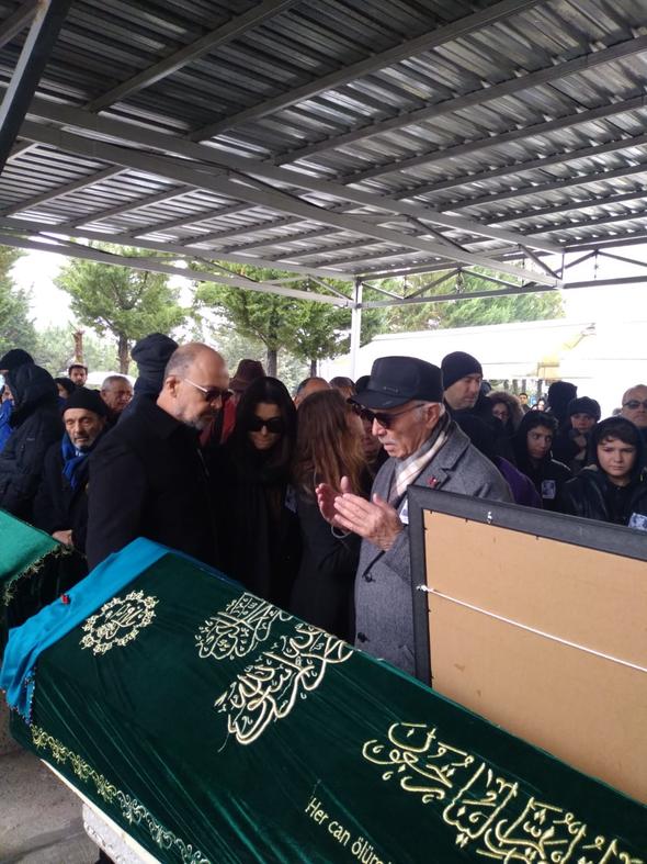 Oyuncu Hande Erçel’in annesi Aylin Erçel’in cenazesinde ünlü oyuncuyu yalnız bırakmadılar!