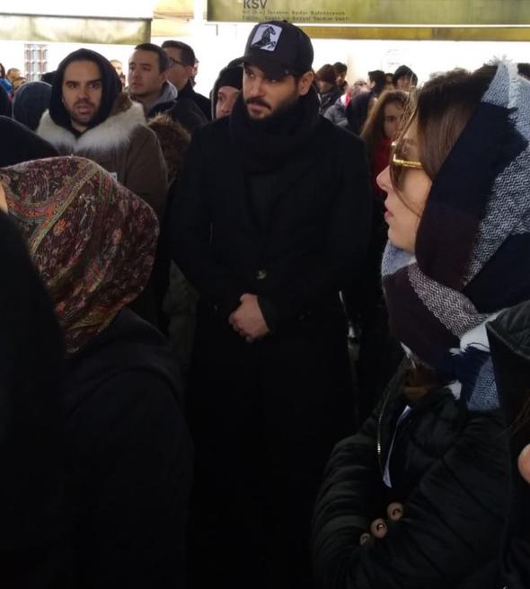 Oyuncu Hande Erçel’in annesi Aylin Erçel’in cenazesinde ünlü oyuncuyu yalnız bırakmadılar!