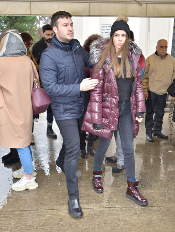 Oyuncu Hande Erçel’in annesi Aylin Erçel’in cenazesinde ünlü oyuncuyu yalnız bırakmadılar!
