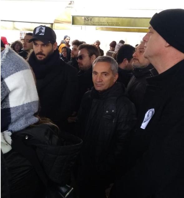 Oyuncu Hande Erçel’in annesi Aylin Erçel’in cenazesinde ünlü oyuncuyu yalnız bırakmadılar!