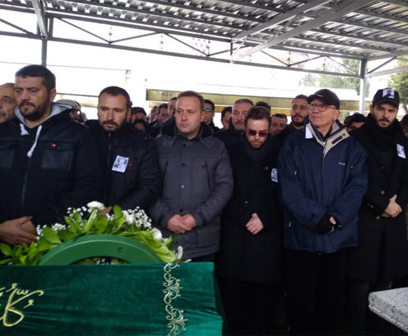 Oyuncu Hande Erçel’in annesi Aylin Erçel’in cenazesinde ünlü oyuncuyu yalnız bırakmadılar!