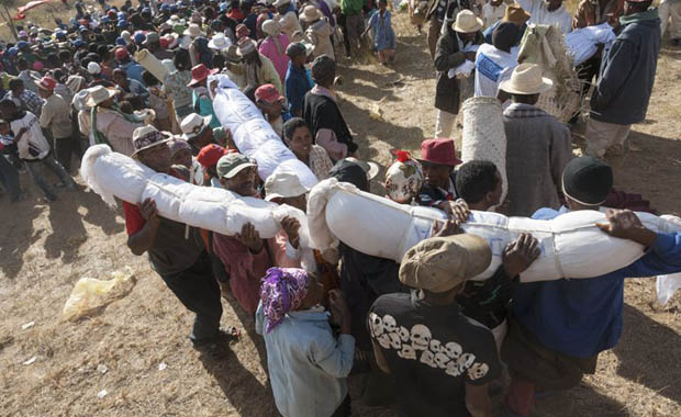 Son Dakika: Madagaskar’da tüm dünyayı şok eden festival! Ölüler...