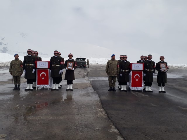 Şehit uzman çavuşlar Çakır ve Temel için Hakkari’de tören