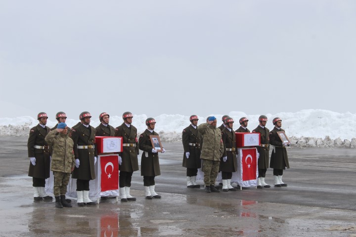 Şehit uzman çavuşlar Çakır ve Temel için Hakkari’de tören
