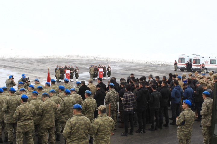 Şehit uzman çavuşlar Çakır ve Temel için Hakkari’de tören