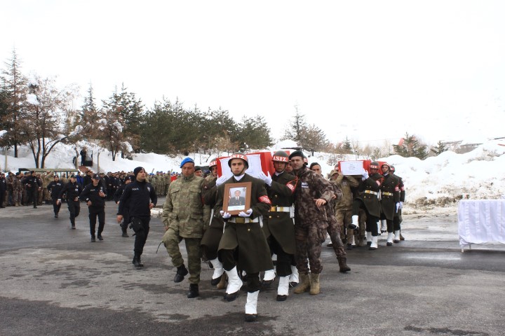 Şehit uzman çavuşlar Çakır ve Temel için Hakkari’de tören