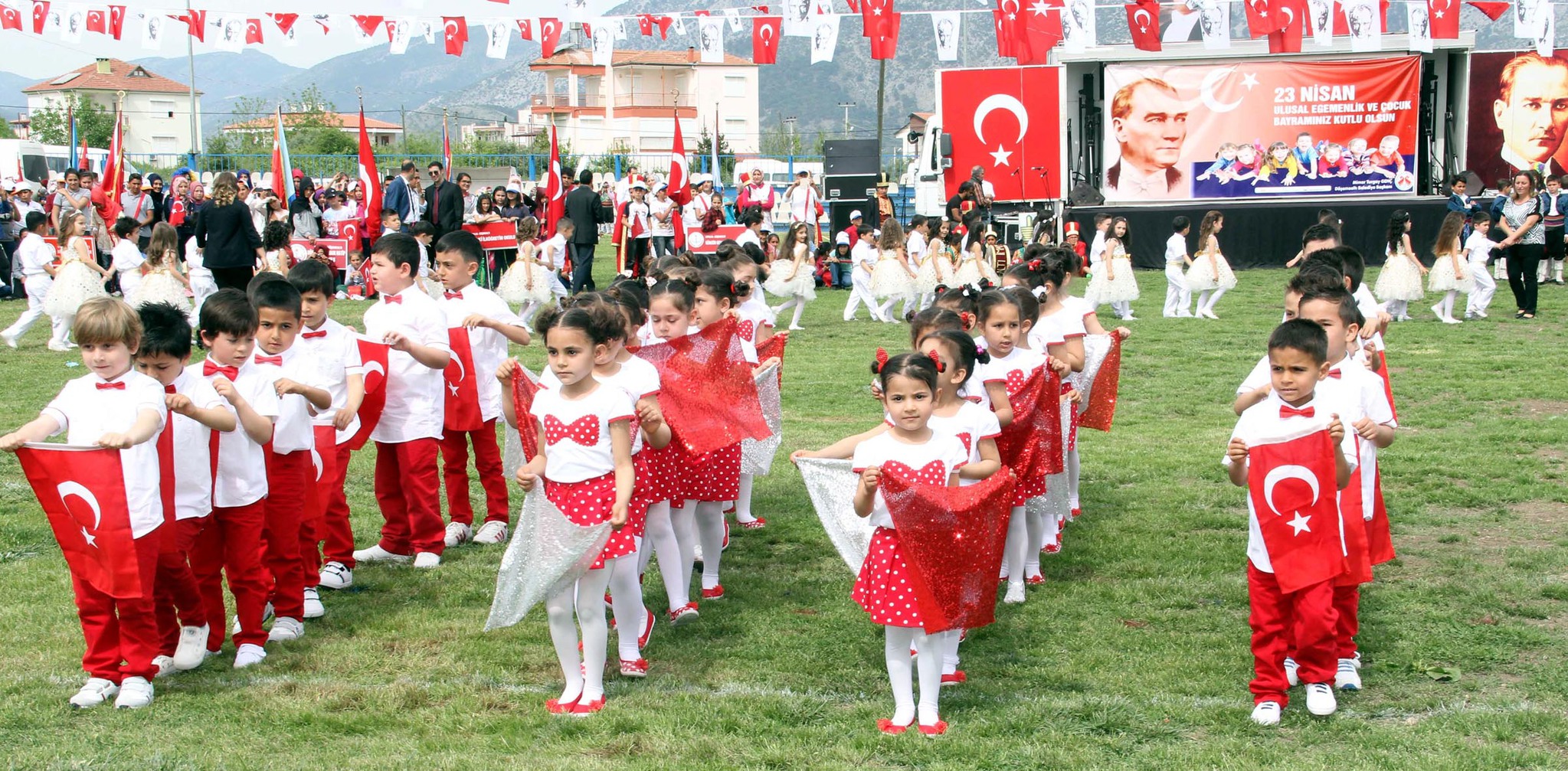 23 Nisan Çocuk Bayramı şiirleri! 2-4-6 kıtalık  23 Nisan Ulusal Egemenlik ve Çocuk Bayramı ile ilgili kısa uzun şiirler