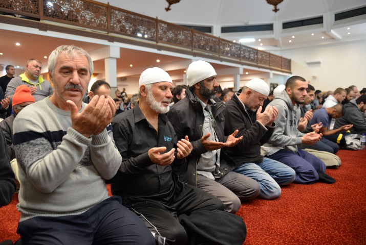 Avustralya’da ilk teravih kılındı! Camilere akın ettiler