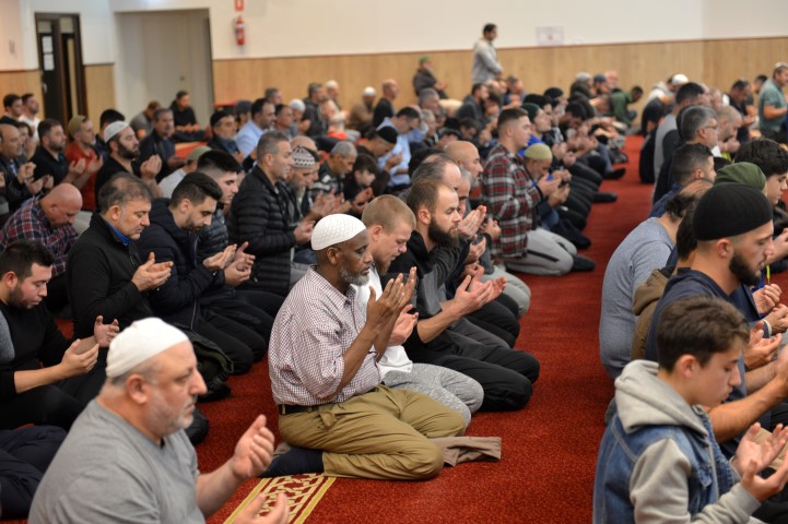 Avustralya’da ilk teravih kılındı! Camilere akın ettiler