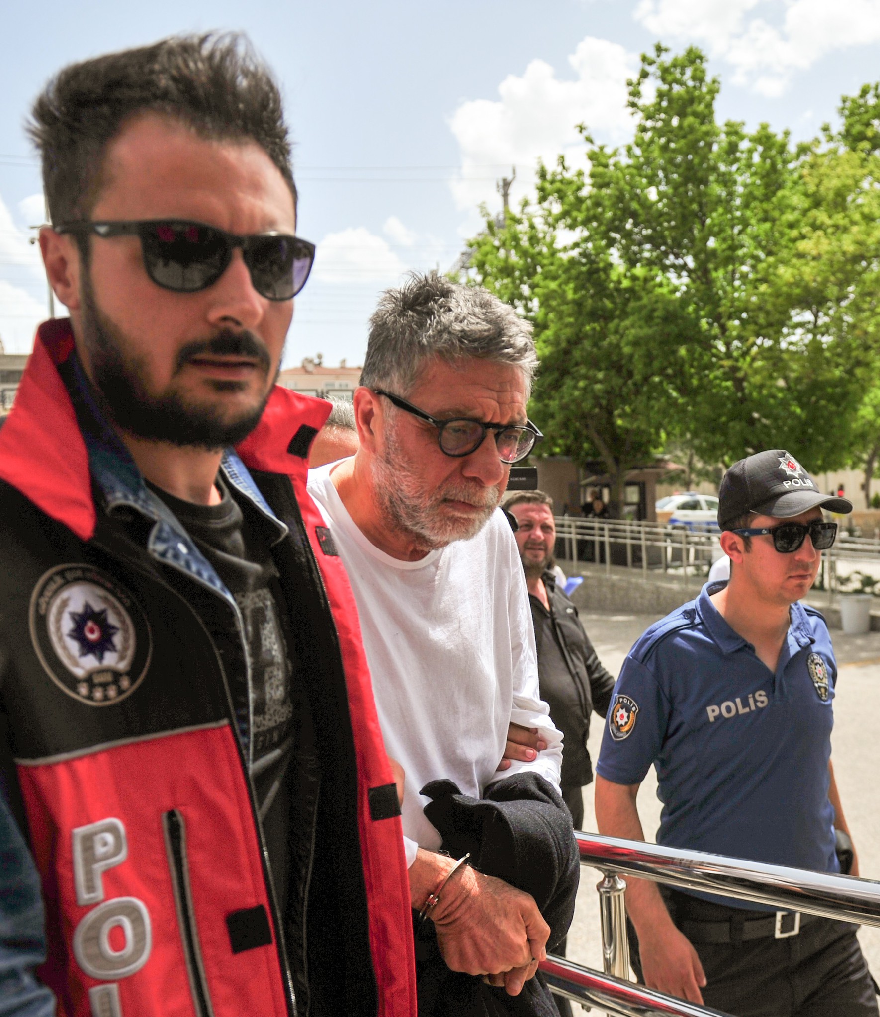 Son dakika haberi: Zümrüt Apartmanı kitabı yazarı Abdullah Şevki’nin serbest bırakılmasına tepki