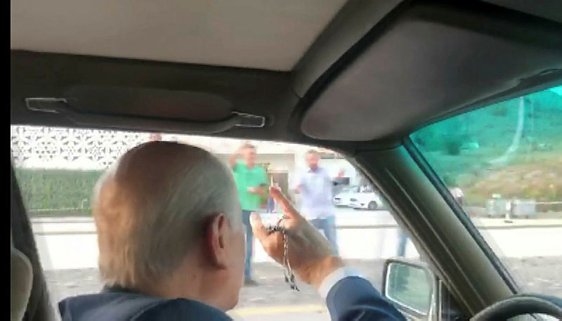 Devlet Bahçeli Ankara yollarında! Klasik otomobiliyle böyle dolaştı