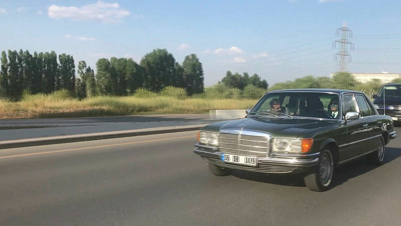 Devlet Bahçeli Ankara yollarında! Klasik otomobiliyle böyle dolaştı