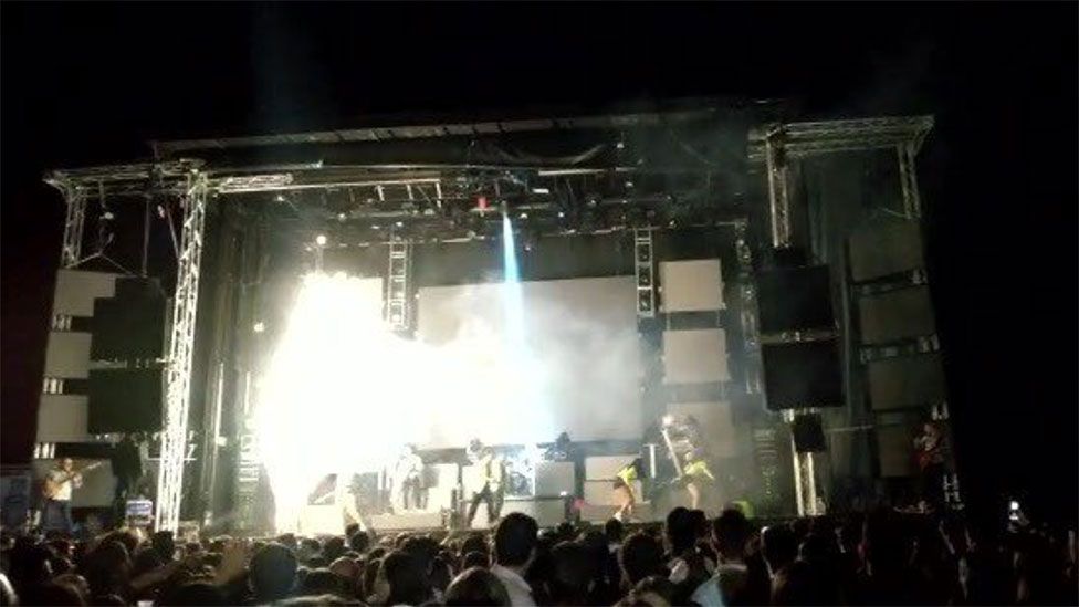 Son dakika haber: Ünlü şarkıcı konser sırasında sahnede acı içerisinde kıvranarak hayatını kaybetti! Büyük şok