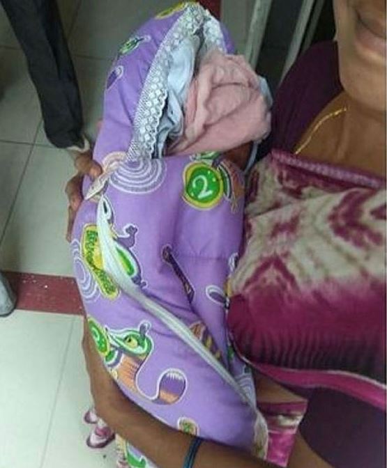 Dünya bu olayı konuşuyor! 73 yaşında ikiz annesi oldu!