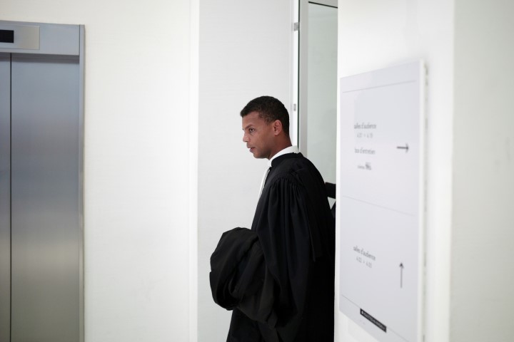 Suudi kralın kızına büyük şok! Ellerini bağlayıp ayaklarını öpmeye zorlamıştı!