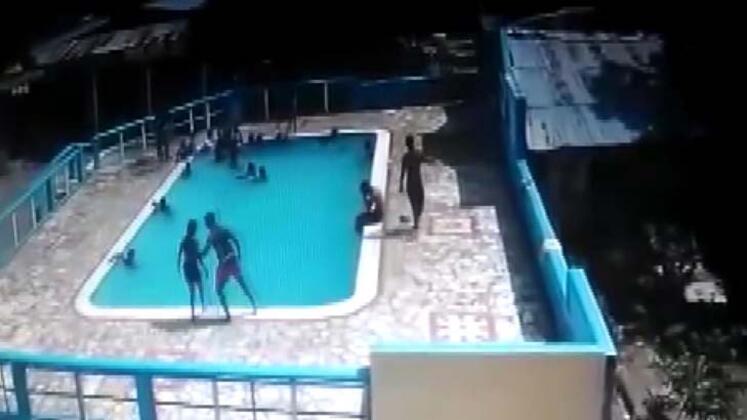 Son Dakika! 16 yaşındaki genç 15 yaşındaki arkadaşını... Saniye saniye havuzda kan donduran anlar!