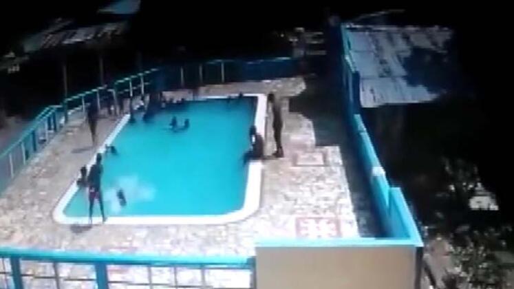 Son Dakika! 16 yaşındaki genç 15 yaşındaki arkadaşını... Saniye saniye havuzda kan donduran anlar!