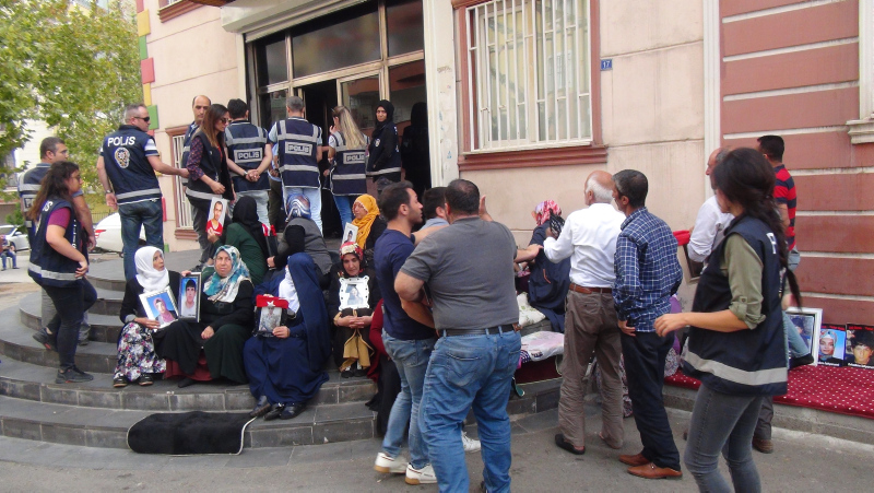 Diyarbakır’daki eylemde hareketli anlar! Annelerden HDP’lilere sert tepki