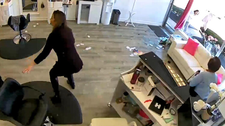 Son dakika haberi: Kuaför salonunda şoke eden anlar! Bir anda dükkâna daldı ve…