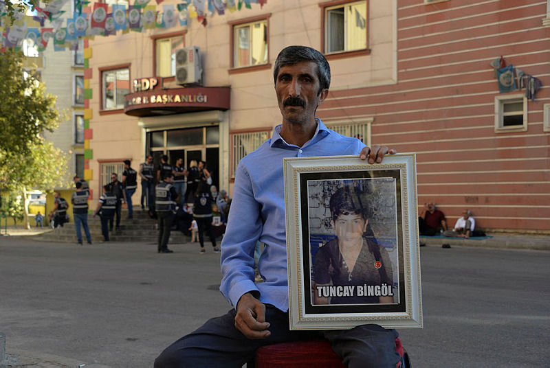 HDP önünde eylemdeki baba: Kendi çocuklarının eline keman, bizimkilerin eline silah veriyorlar