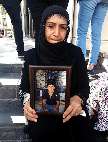 HDP önünde eylemdeki baba: Kendi çocuklarının eline keman, bizimkilerin eline silah veriyorlar