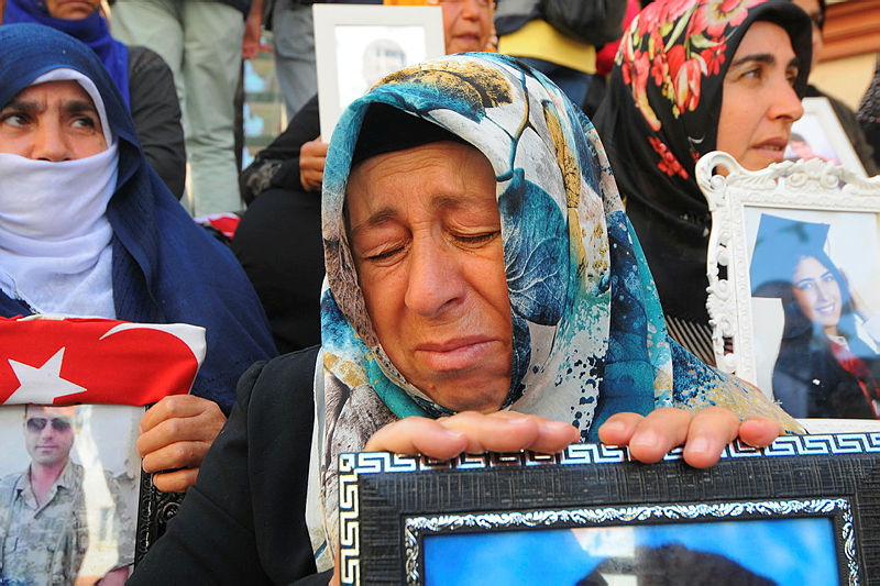 HDP önünde eylemdeki baba: Kendi çocuklarının eline keman, bizimkilerin eline silah veriyorlar