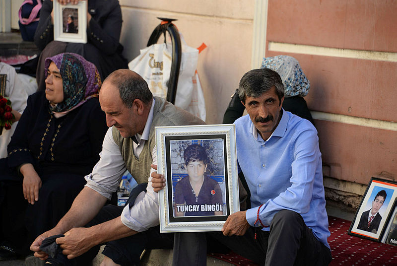 HDP önünde eylemdeki baba: Kendi çocuklarının eline keman, bizimkilerin eline silah veriyorlar
