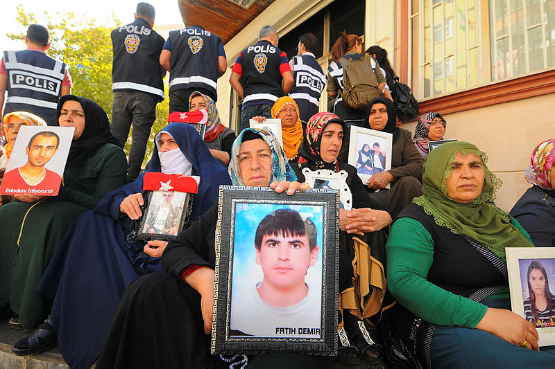 HDP önünde eylemdeki baba: Kendi çocuklarının eline keman, bizimkilerin eline silah veriyorlar