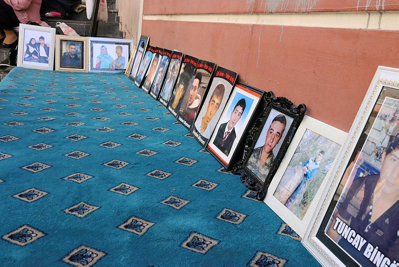 HDP önünde eylemdeki baba: Kendi çocuklarının eline keman, bizimkilerin eline silah veriyorlar