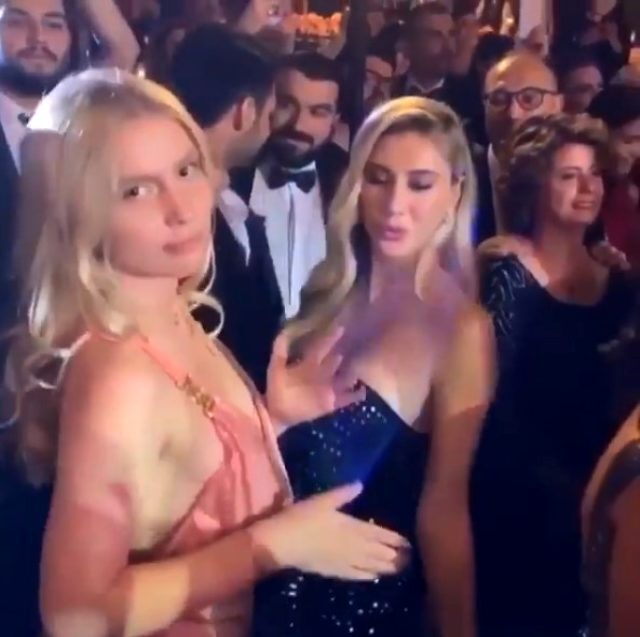 Şeyma Subaşı ile Aleyna Tilki’den görkemli düğünde olay dans! Magazin gündemine son dakika olarak düştü.
