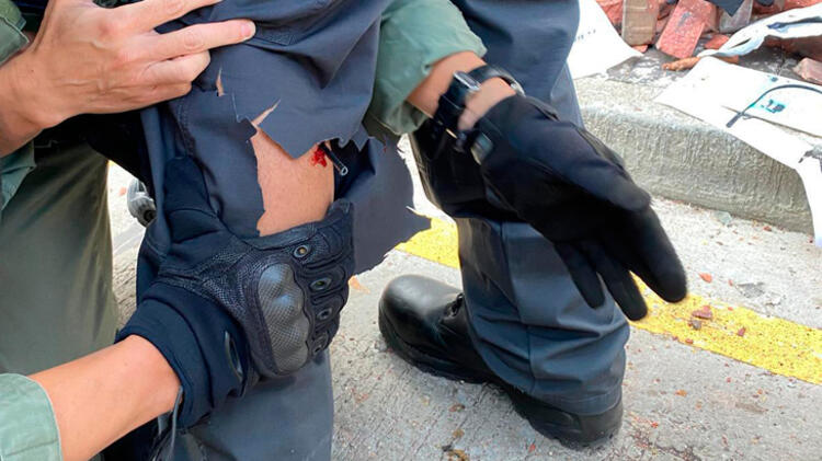 Son Dakika haberi: O ülkede sokaklar savaş alanına döndü! Göstericiler, polisi o silahla vurdu…