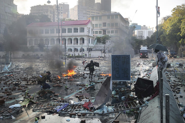 Son Dakika haberi: O ülkede sokaklar savaş alanına döndü! Göstericiler, polisi o silahla vurdu…