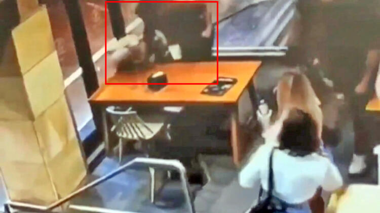 Son Dakika: Kafede çirkin saldırı! Müslüman hamile kadına defalarca yumruk ve tekme attı!