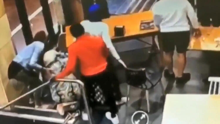 Son Dakika: Kafede çirkin saldırı! Müslüman hamile kadına defalarca yumruk ve tekme attı!