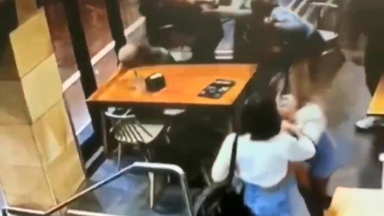 Son Dakika: Kafede çirkin saldırı! Müslüman hamile kadına defalarca yumruk ve tekme attı!