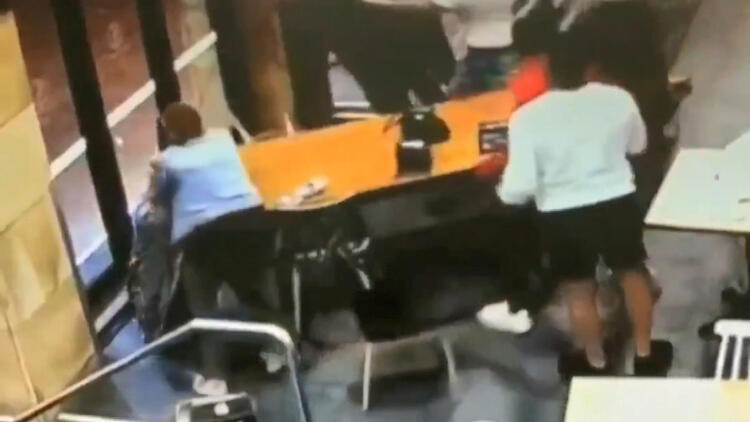 Son Dakika: Kafede çirkin saldırı! Müslüman hamile kadına defalarca yumruk ve tekme attı!