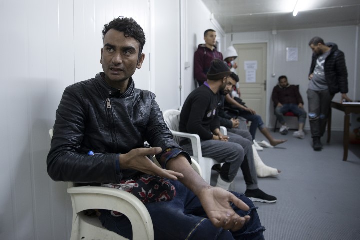 Göçmenlere Yunan işkencesi! Ellerinde sigara söndürdüler!