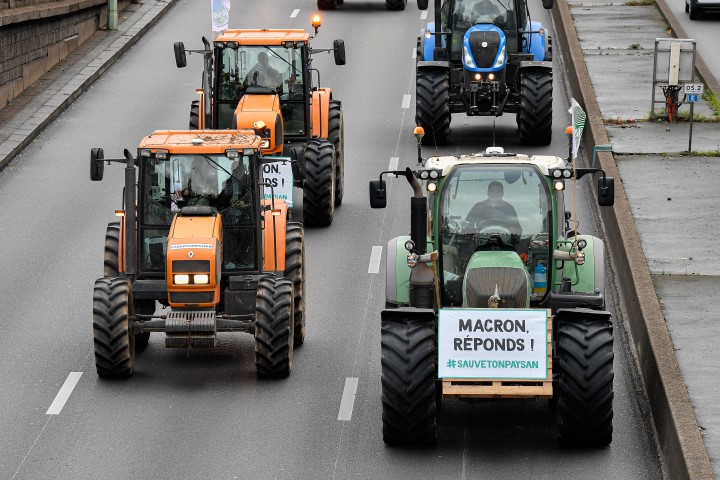 Macron’a karşı ayaklandılar! Paris’te traktörlü eylem